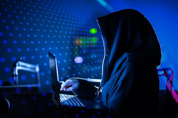 парень сидит у компа