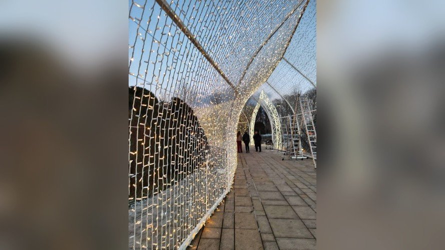 Краснодарский «Парк Облаков» начали украшать к Новому году