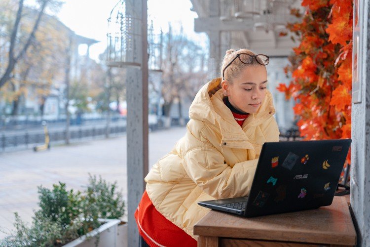 девушка стоит с ноутбуком