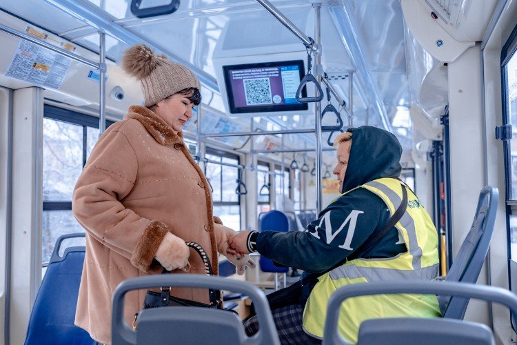 пассажир платит за проезд