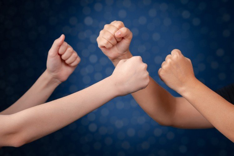 двое держат кулаки