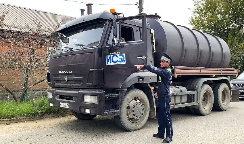 гаишник проверяет большегруз