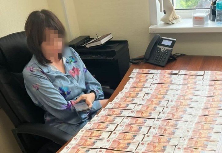 женщина сидит за столом