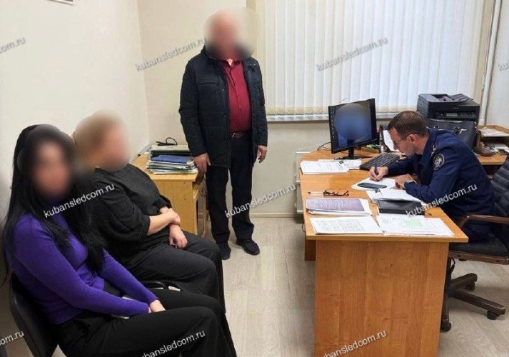 люди сидят в кабинете