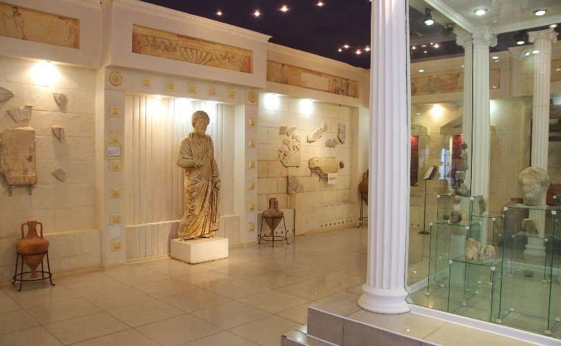 статуя стол в зале музея