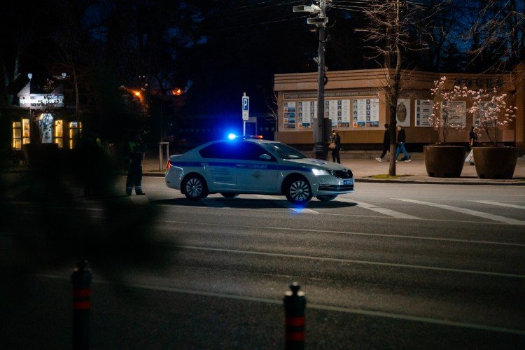 машина ГАИ стоит ночью на улице