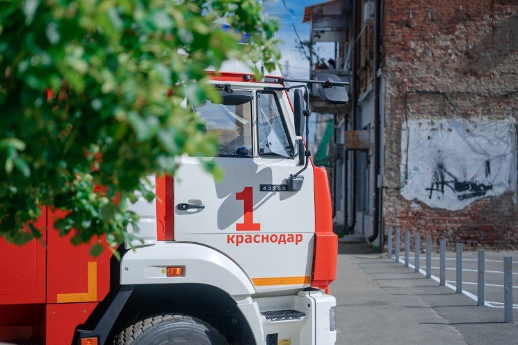 Пожарные расчеты стянулись к рынку в Краснодаре утром 18 ноября