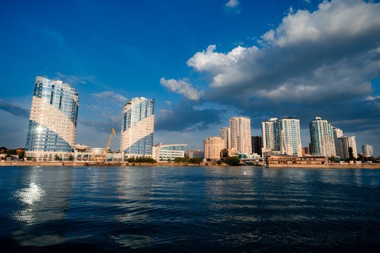 дома стоят на берегу реки