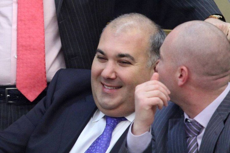 Переселились в лодочный гараж: семья беглеца Юрия Напсо оказалась на обочине жизни