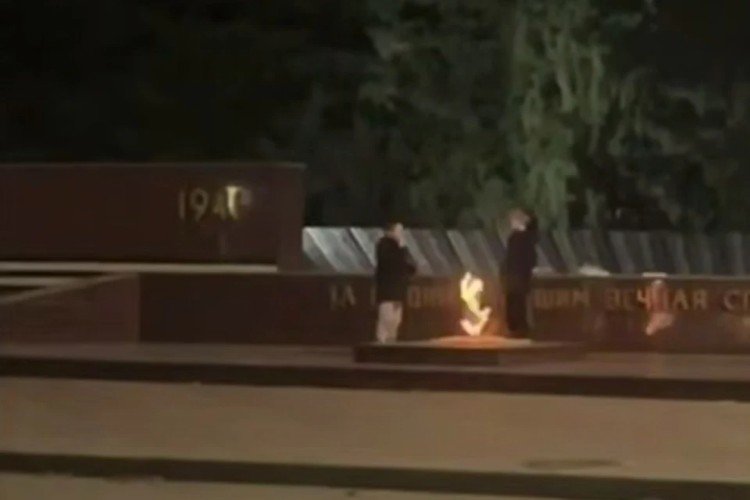 Два брата устроили барбекю на Вечном огне в Усть-Лабинске