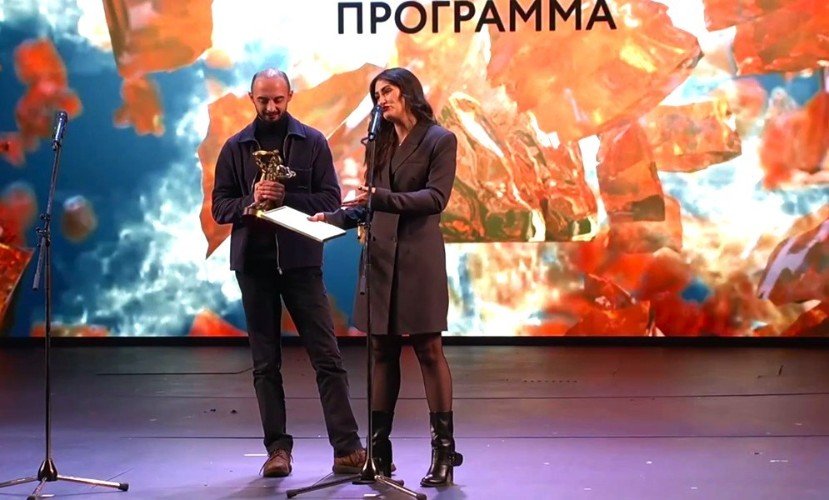 двое стоят на сценем