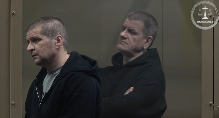 мужчины стоят в зале суда