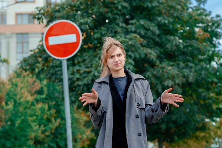 девушка разводит руками