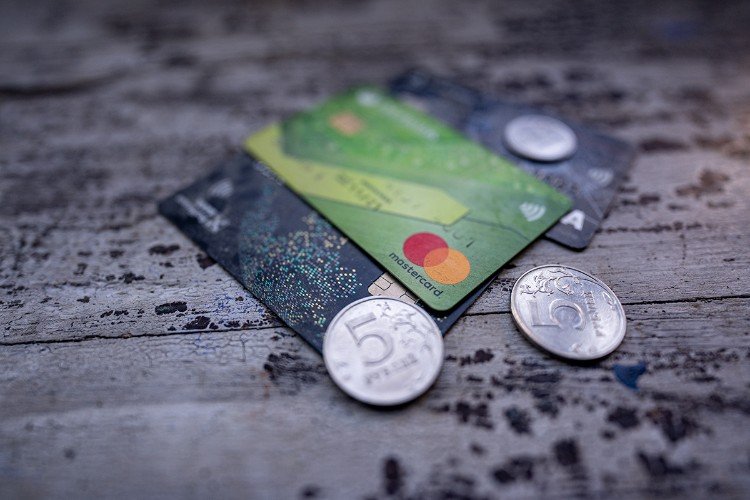 карты и мелочь лежат на столе