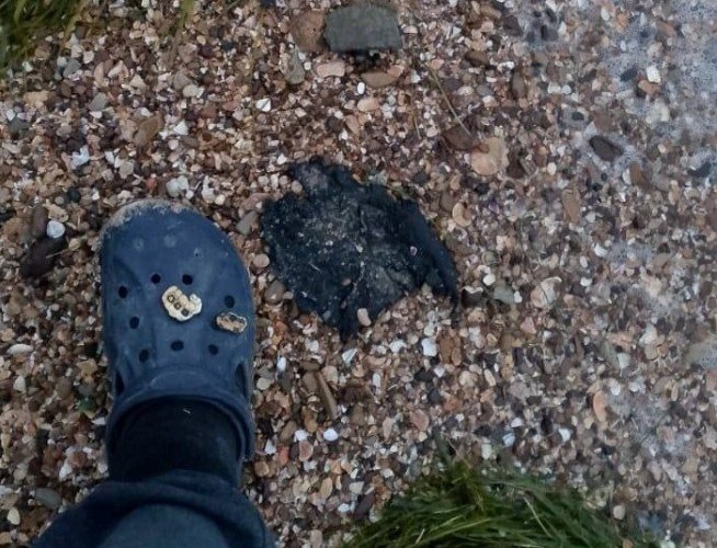 Мазут на пляже