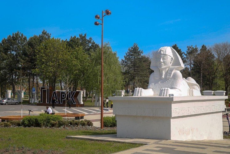 Статуя сфинкса стоит в парке Армавира
