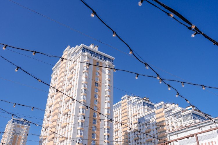 лампочки висят в городе