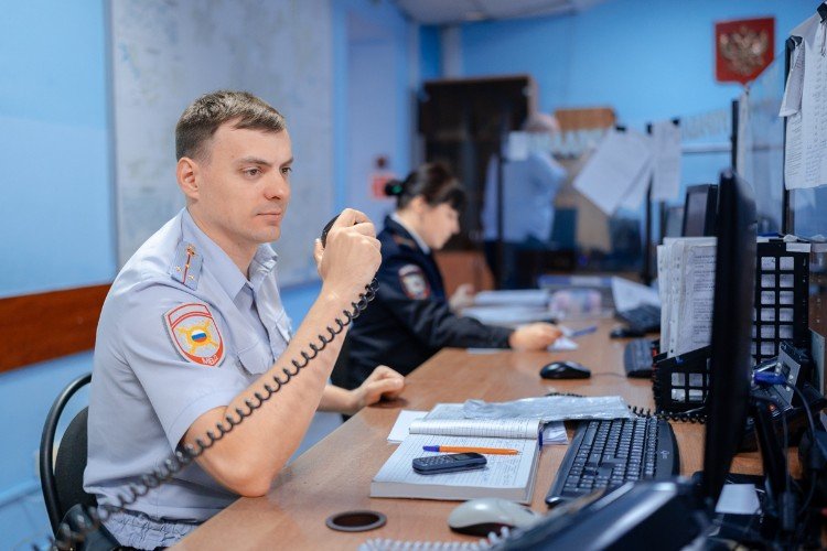 полицейский сидит за столом