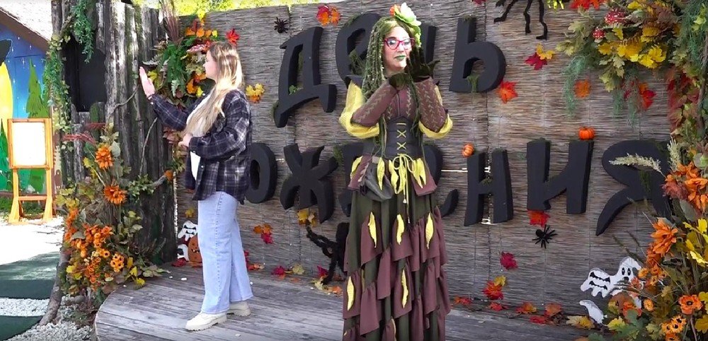 девушки стоят на сцене