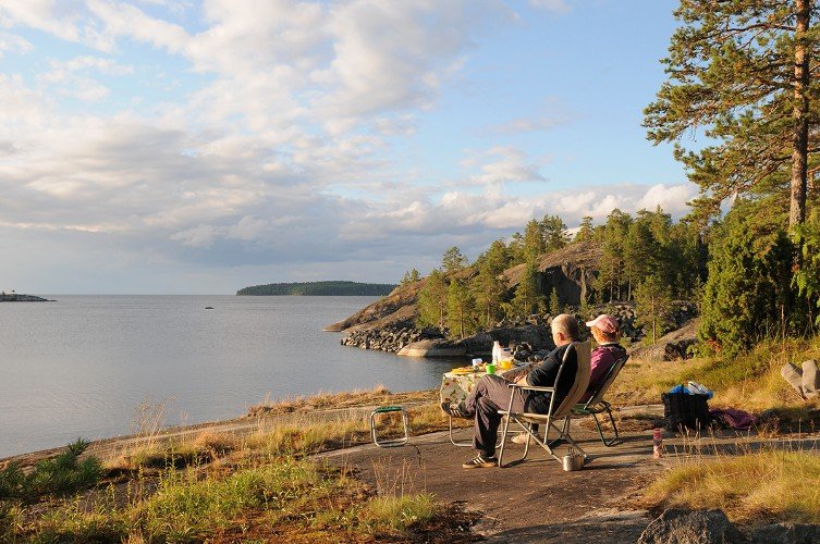 люди сидят на берегу реки