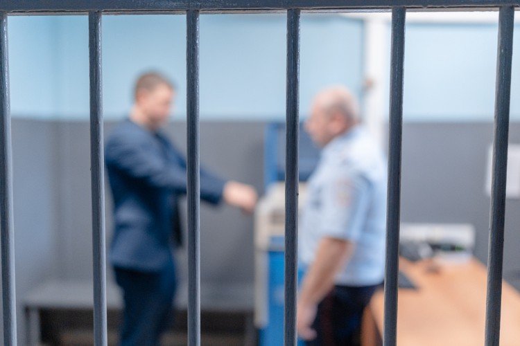 мужчина протягивает руки полицейскому