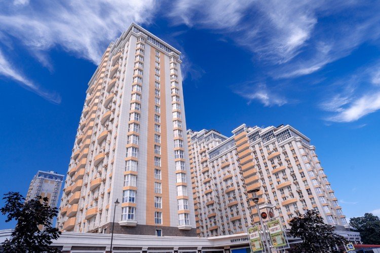 высотки стоят в городе