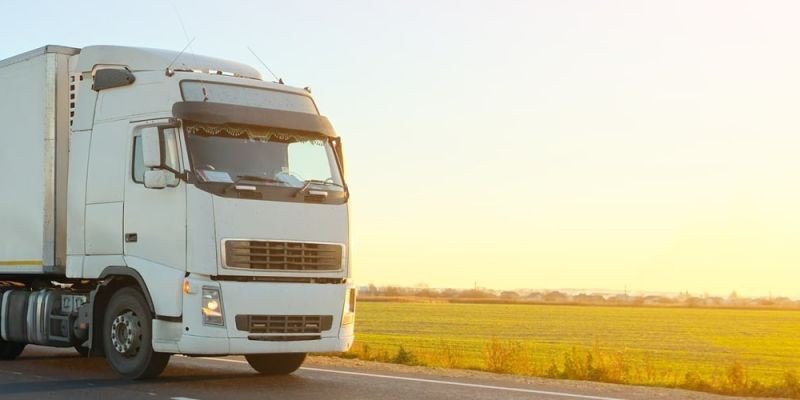 Грузовая машина на трассе