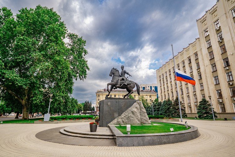 Памятник казаку стоит у администрации Краснодарского края