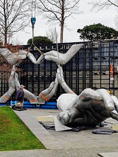 Ладони формируют сердце: новый арт-объект устанавливают в парке «Краснодар»