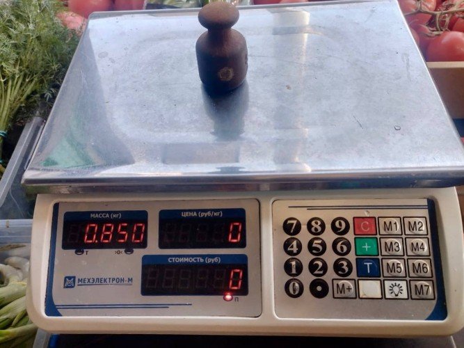 гиря стоит на весах