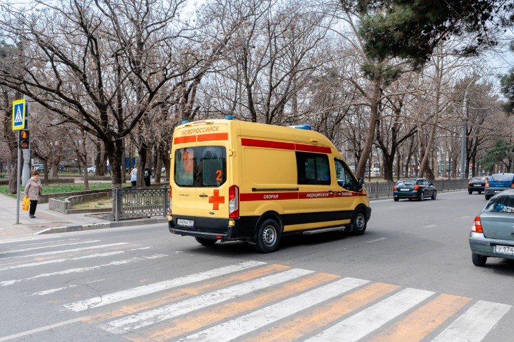 скорая едет по дороге
