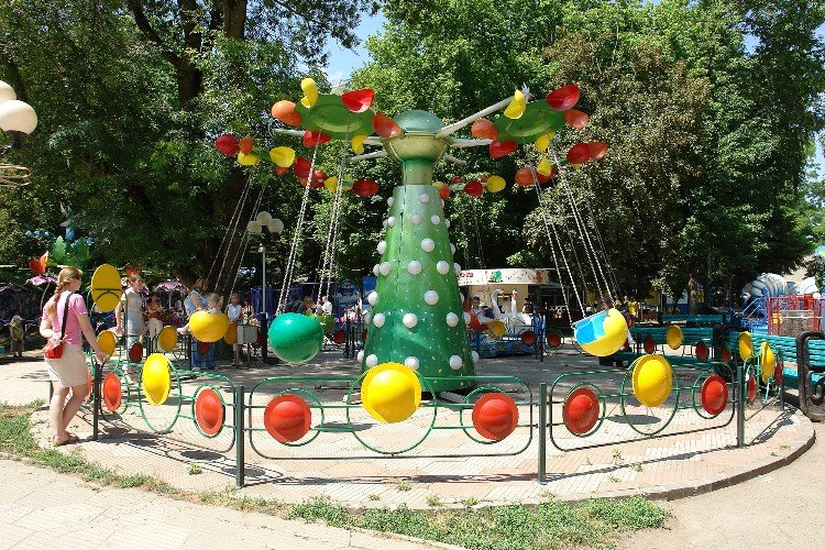 дети катаются на качелях