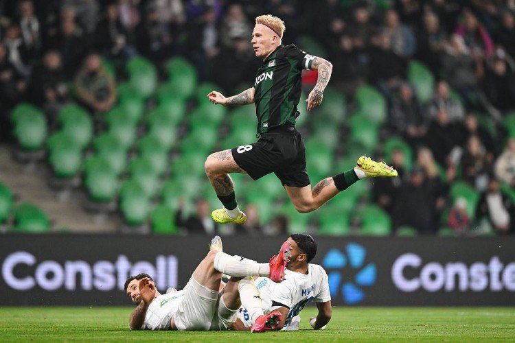 Никита Кривцов перепрыгивает через игроков «Оренбурга»