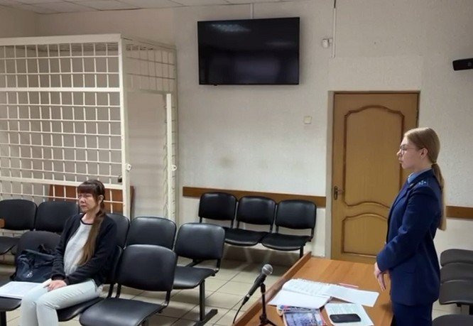 Сцена оглашения приговора из зала суда