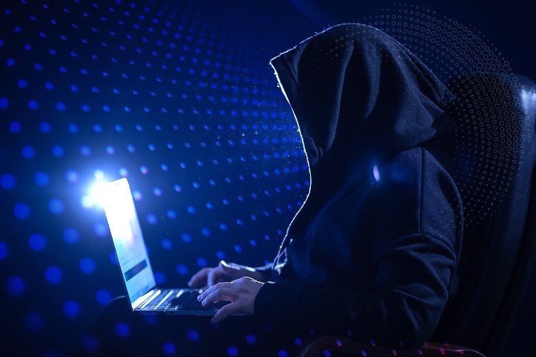 мужчина работает на ноутбуке