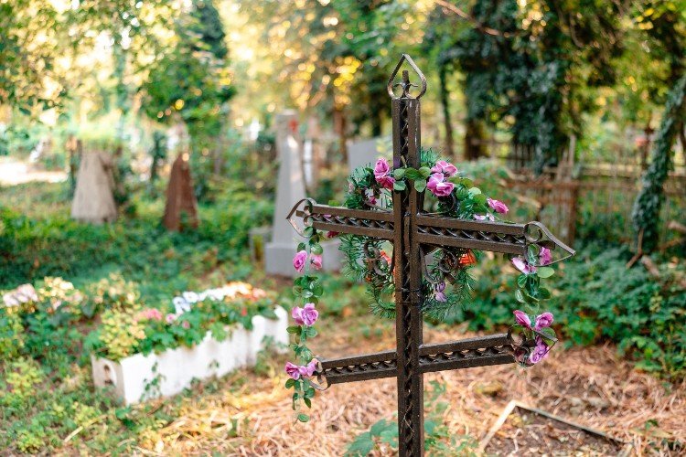 крест стоит на кладбище