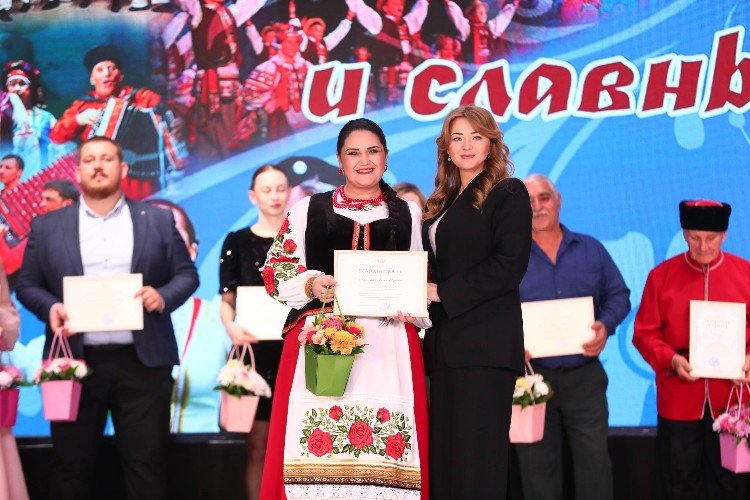 Министр культуры Лапина с коллективами елизаветинского дома культуры