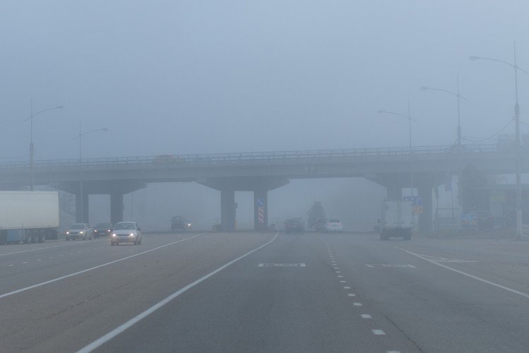 мост стоит в тумане