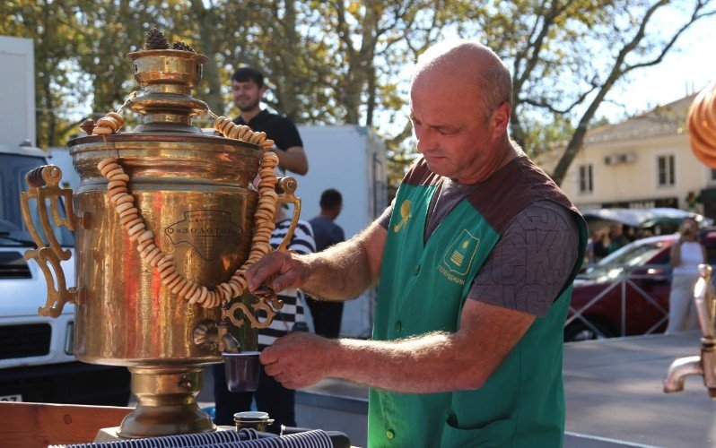 мужик стоит у самовара