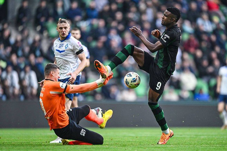 Джон Кордоба атакует вратаря «Крыльев Советов»