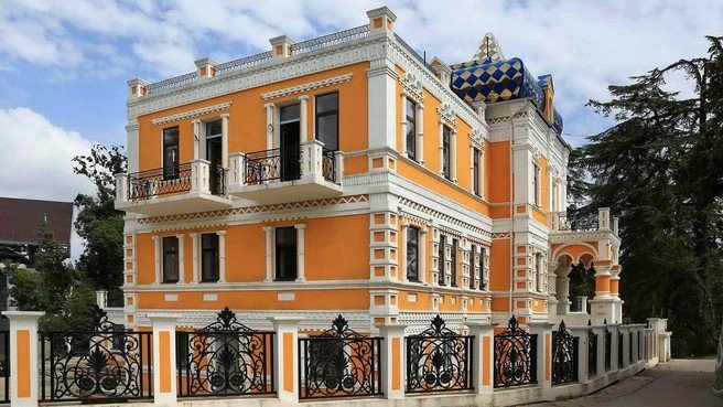 Сусальное золото, оникс и мебель от Vеrsасе: исторический особняк выставили на продажу в Сочи