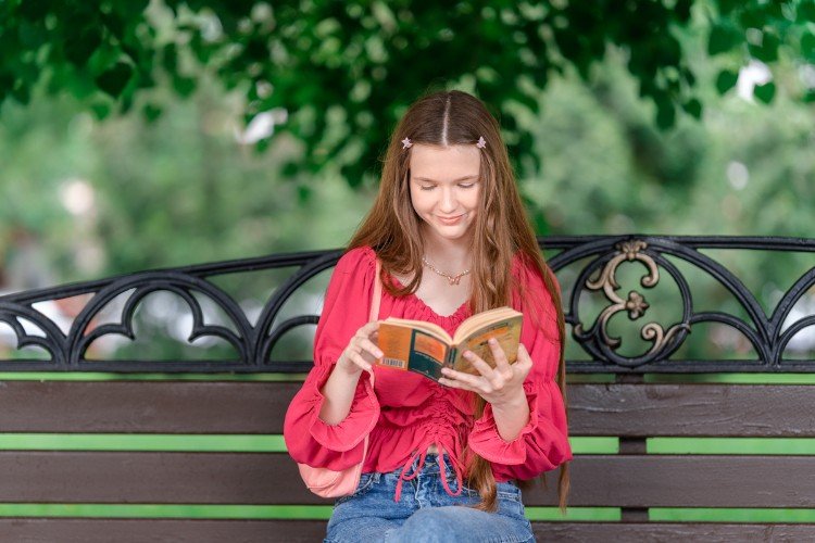 Девушка с книгой