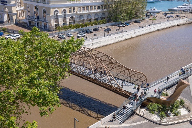 Мост «Волшебный лист» в Сочи продержался полгода: вандалы не дремлют