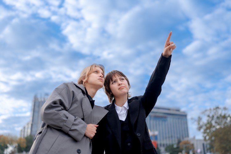 Девушка показывает в небо