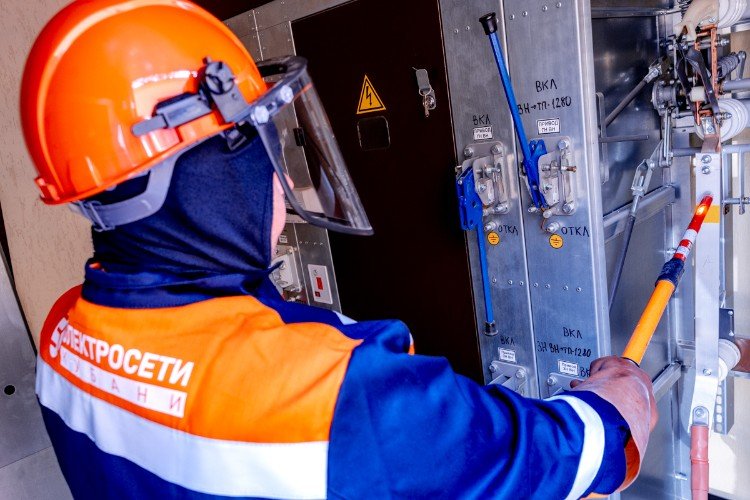 Сотрудник Электросети Кубани