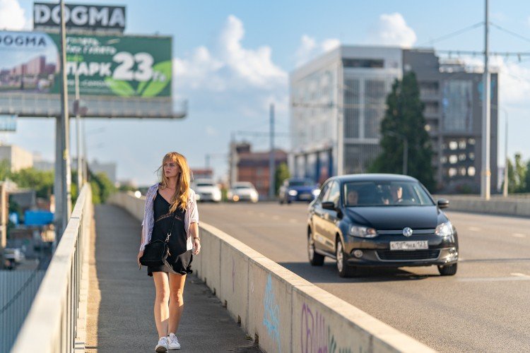 Девушка и автомобиль