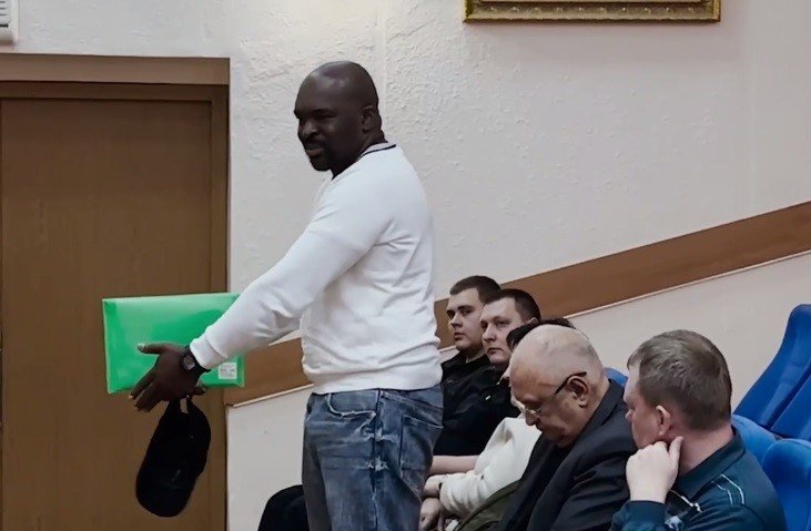 Гражданин Камеруна в здании суда