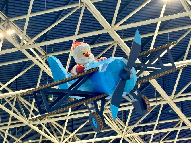 Дед Мороз везёт праздник: аэропорт Сочи к Новому году украшали альпинисты