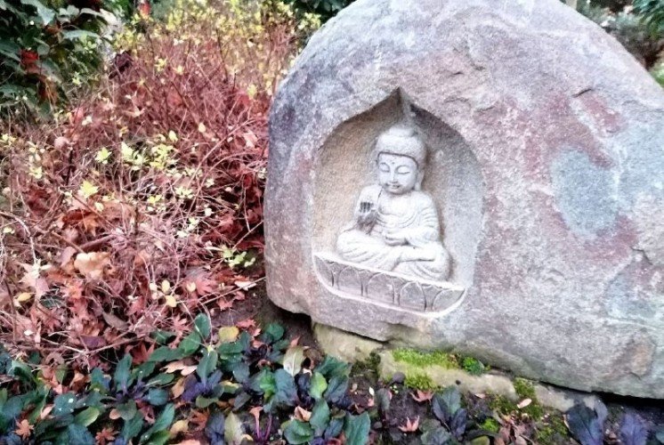 статуя будды в камне