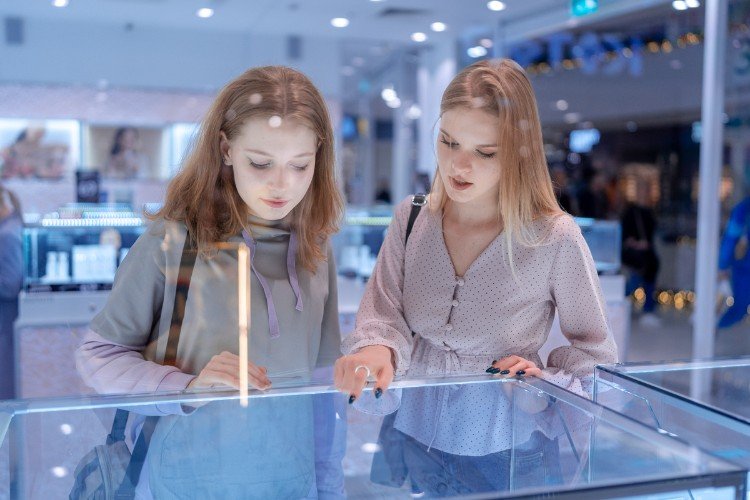Девушки в ювелирном магазине